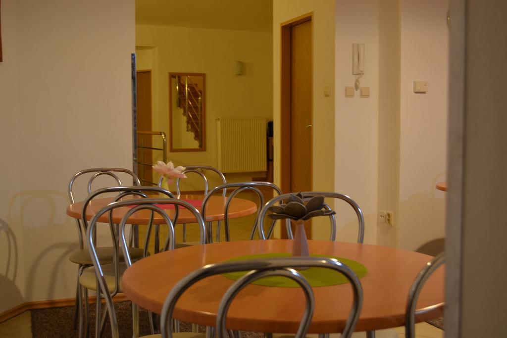 Hotel Privat Julia Vrbov Esterno foto