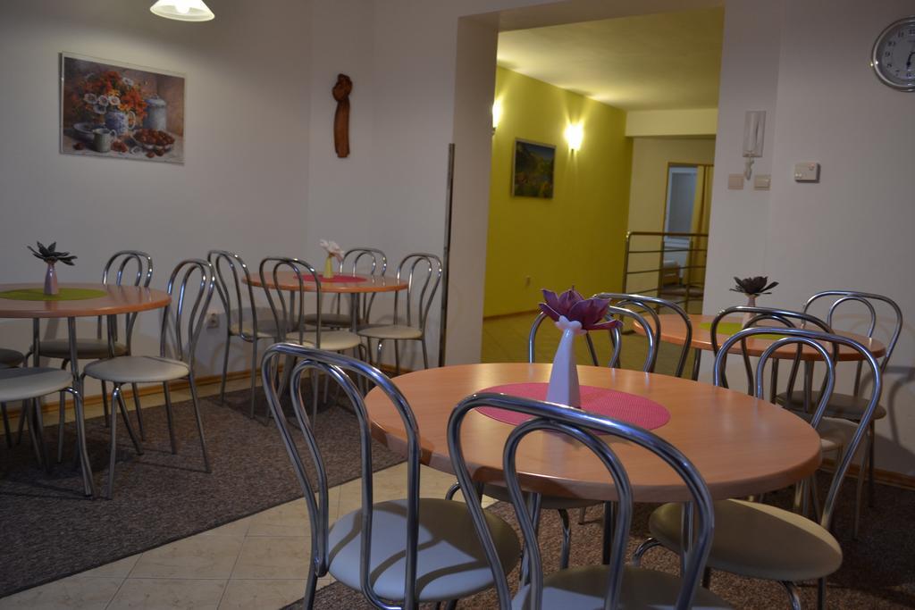 Hotel Privat Julia Vrbov Esterno foto