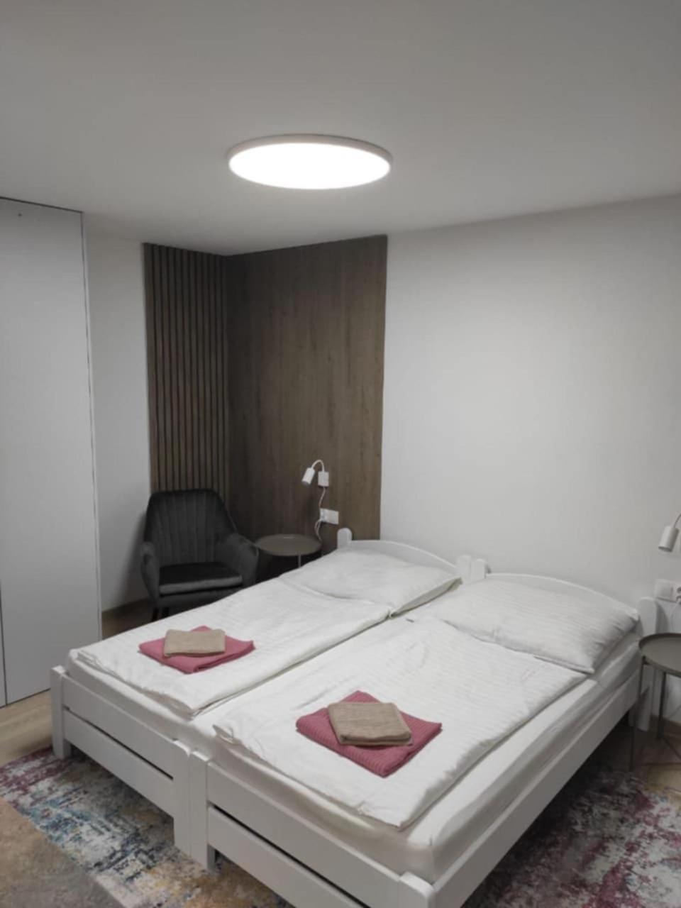 Hotel Privat Julia Vrbov Esterno foto