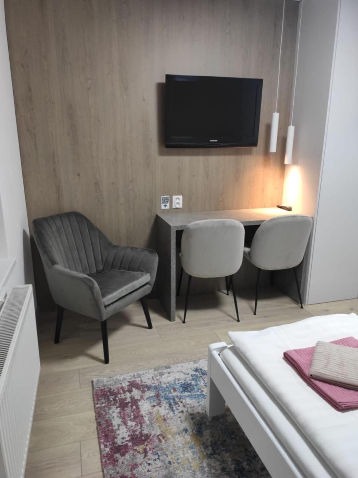 Hotel Privat Julia Vrbov Esterno foto