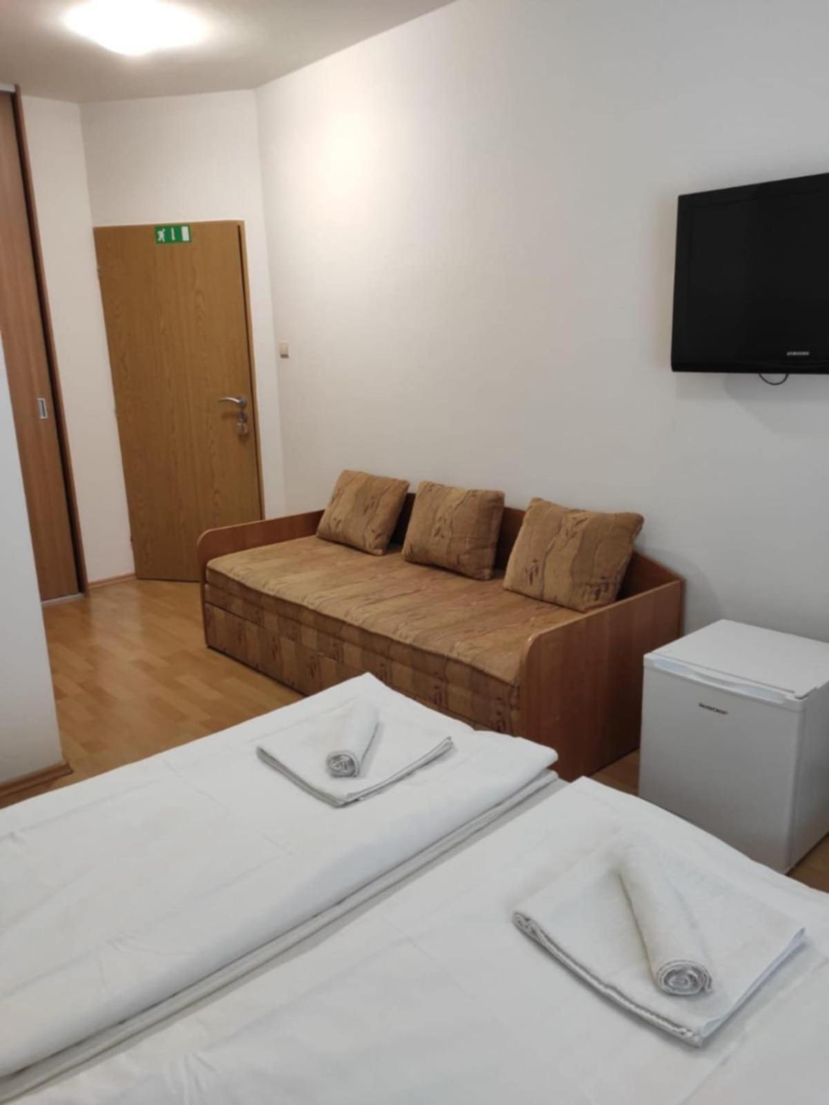 Hotel Privat Julia Vrbov Esterno foto