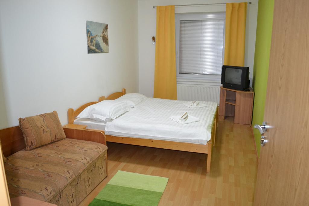 Hotel Privat Julia Vrbov Esterno foto